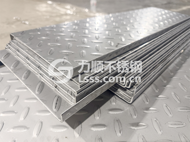 不锈钢花纹板 不锈钢楼梯踏步 不锈钢扁豆花纹板